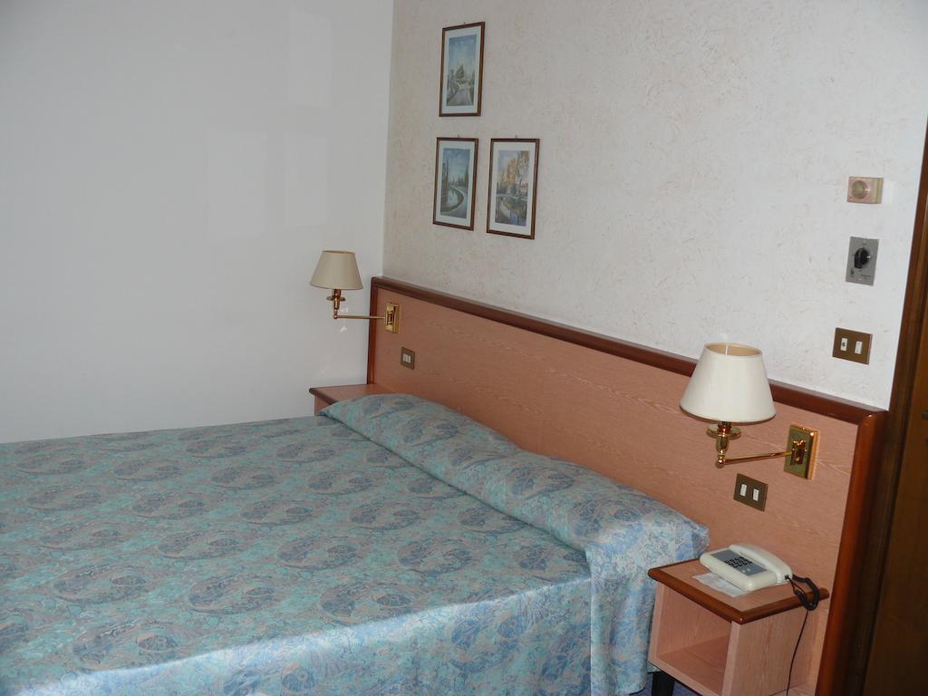 Confidence Hotel Europa Cento  Quarto foto