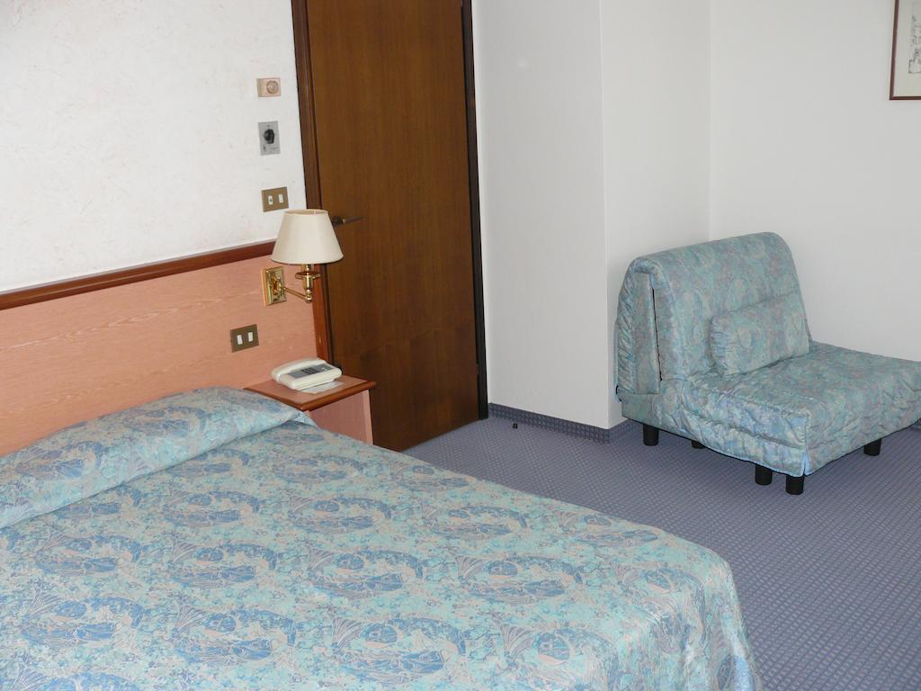 Confidence Hotel Europa Cento  Quarto foto